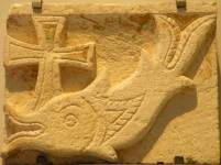 · IXΘΥΣ · Caliza copta representando un Pez y una Cruz · s. IV-V d. JC., Egipto ·