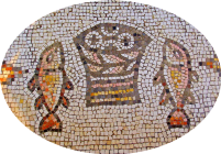 · Arte Paleocristiano · Paleochristian art · Peces y panes eucarísticos · Mosaico · Iglesia de la Multiplicación · Tabgha, Israel · S. IV d. JC. · Arte Paleocristiano · Paleochristian art · Peces y panes eucarísticos · Mosaico · Iglesia de la Multiplicación · Tabgha, Israel · S. IV d. JC.